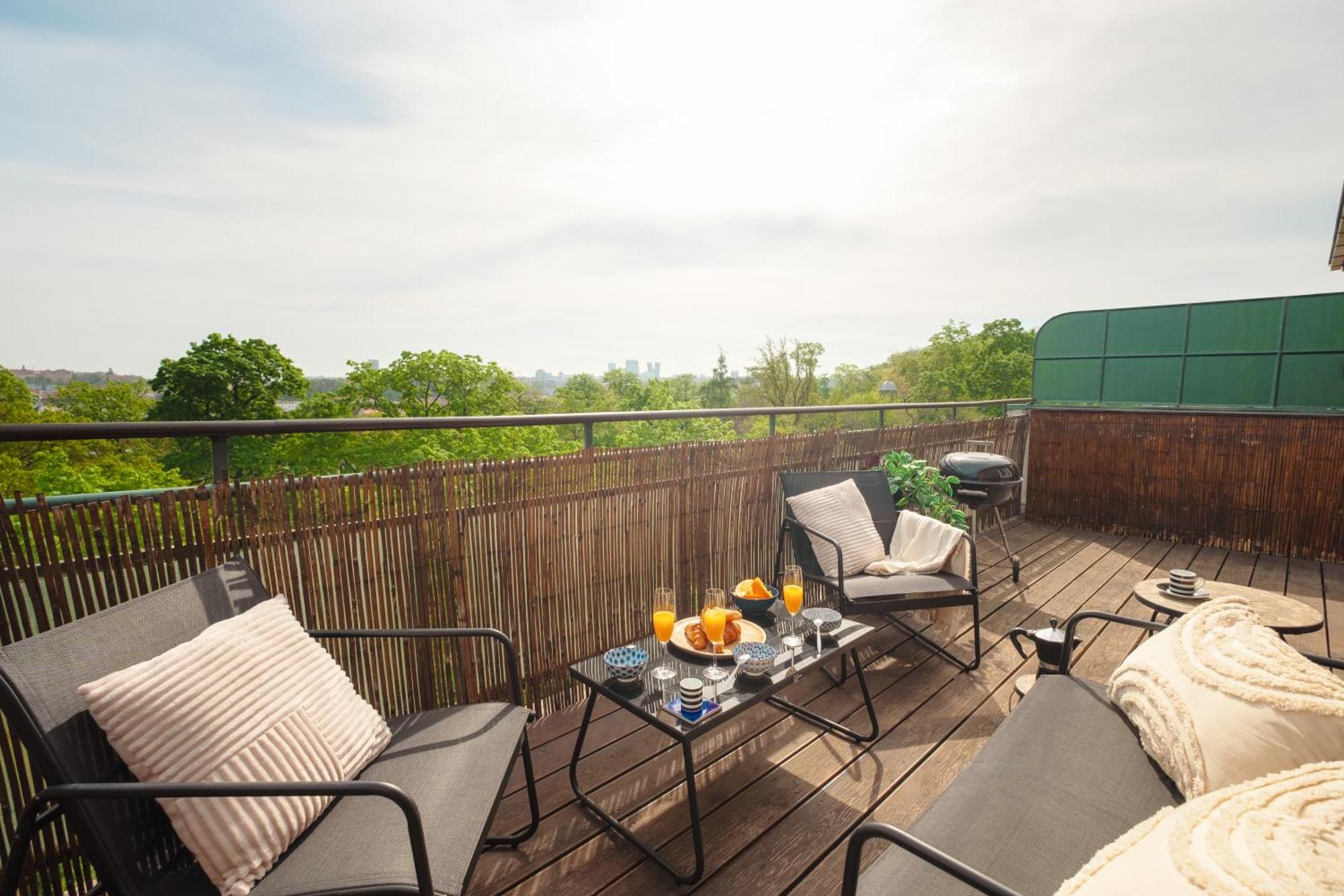 Cozy Studio With Terrace In Smichov By Days * Prag