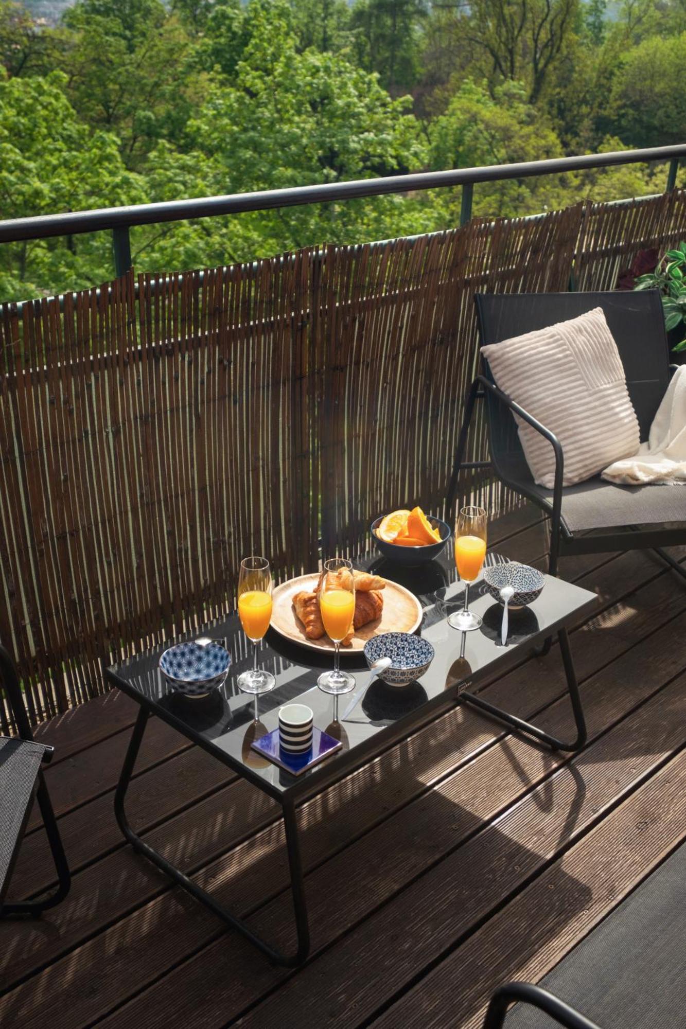 Cozy Studio With Terrace In Smichov By Days Lägenhet *